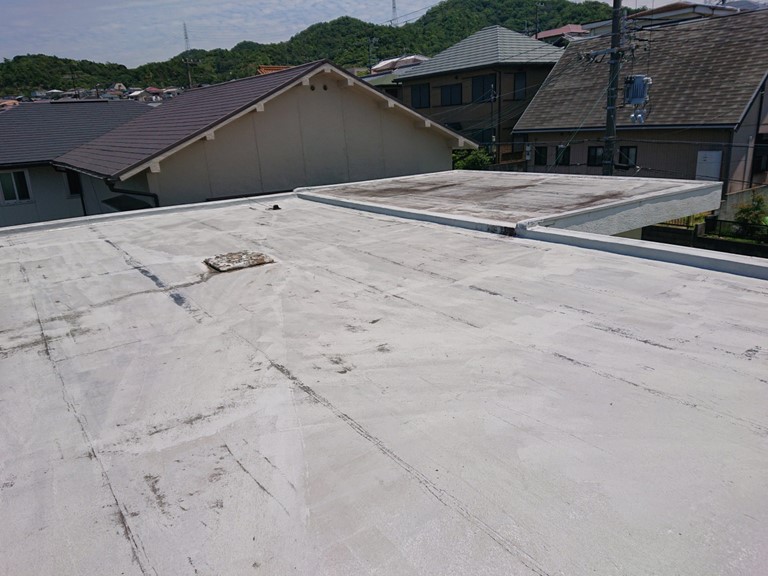 岸和田市で陸屋根のトップコートを塗装　塗装前